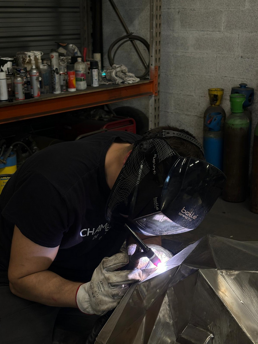 Nicolas Sayn en train de souder dans son atelier — Nico·Métal, Lyon