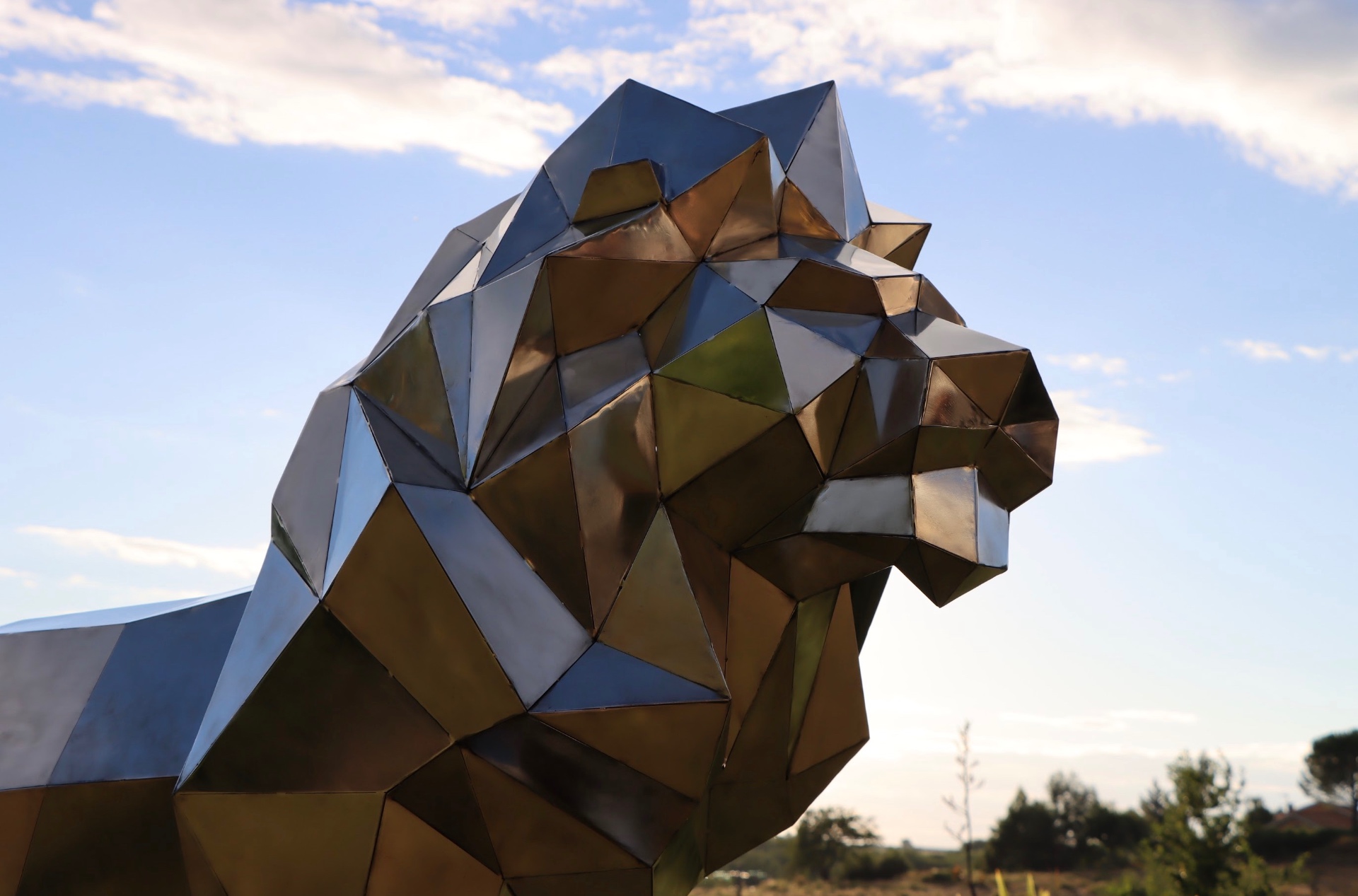 Portrait du lion en inox sur ciel bleu